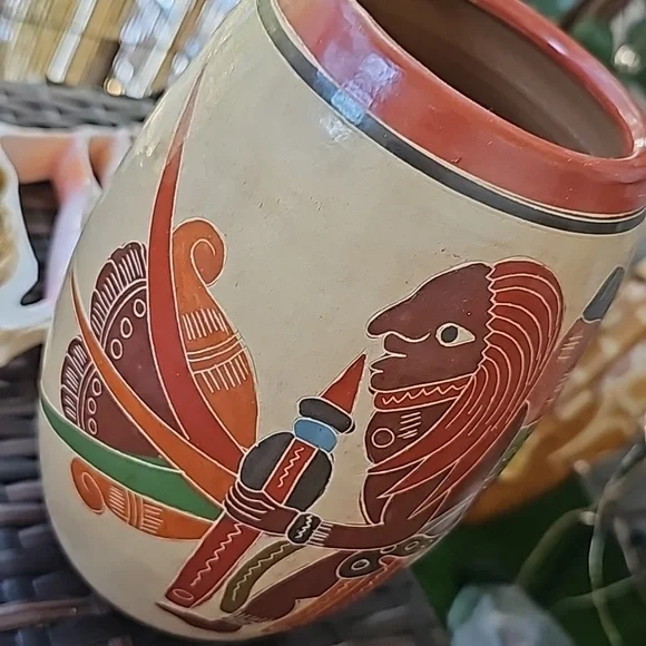 Vintage CENTRAL AMERICAN ART POTTERY VASE w/Etched Polychromatic Natives - Picture 2 of 9